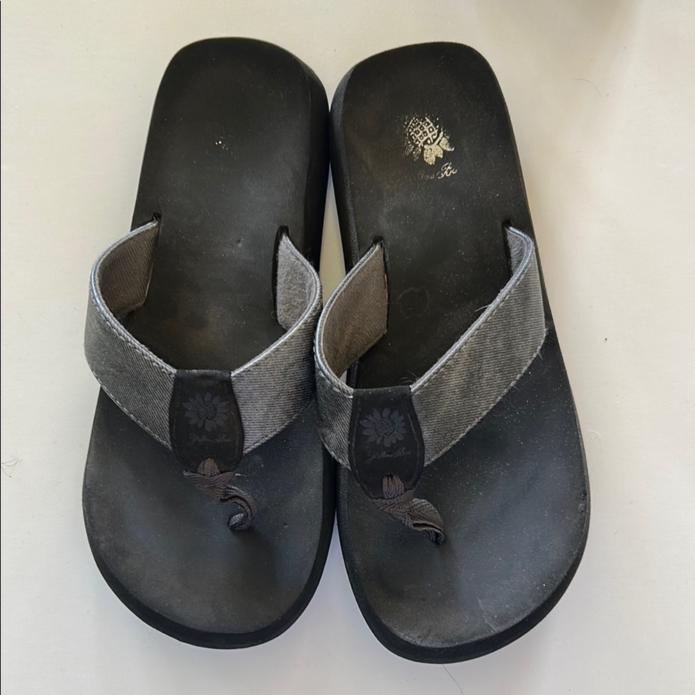 Yellow Box Black and Gray flip flops size 7.5